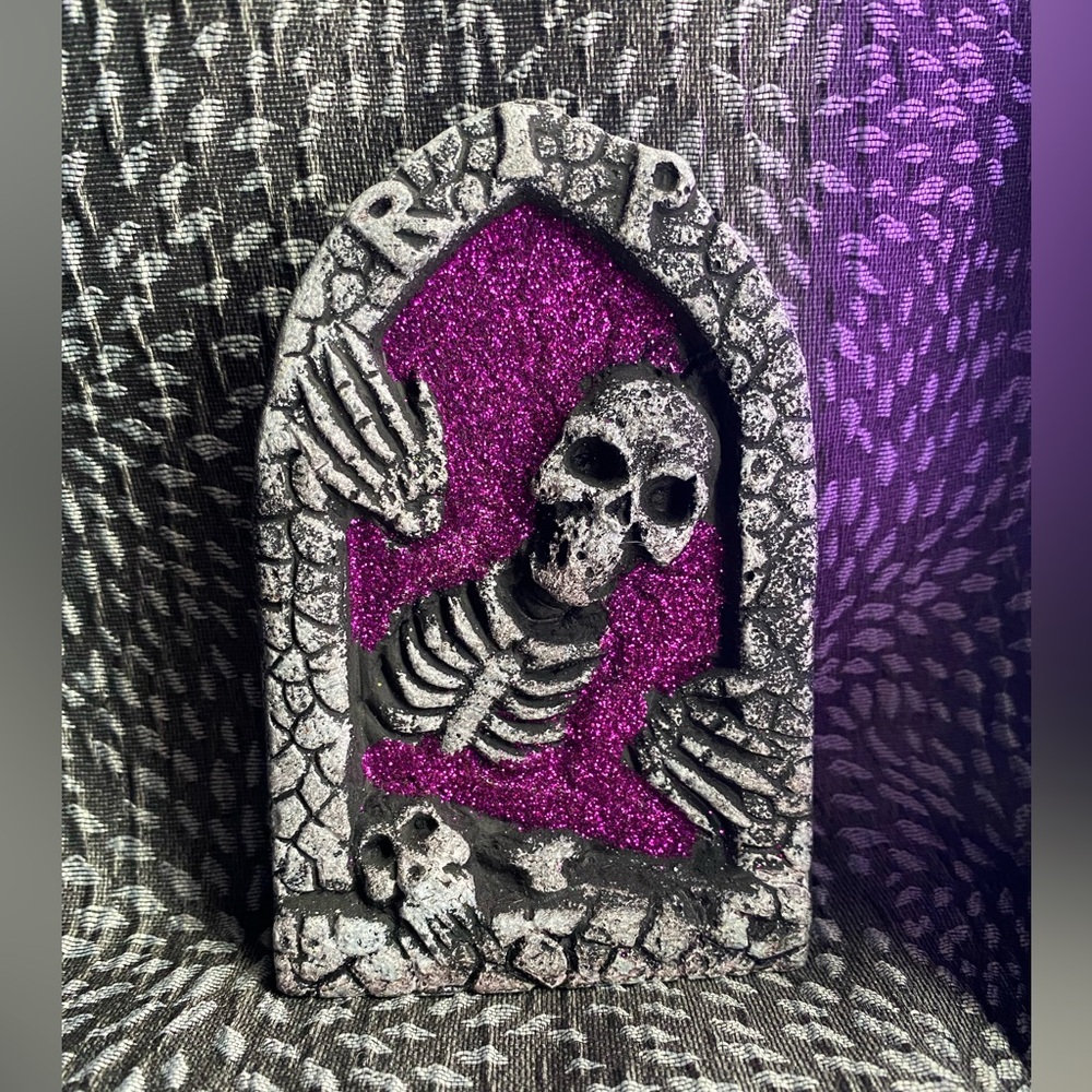 4.5” halloween decoration headstone with skeleton
